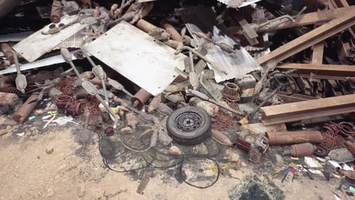 Colleción de metales y escombros desechados en una obra de construcción a la luz del día
