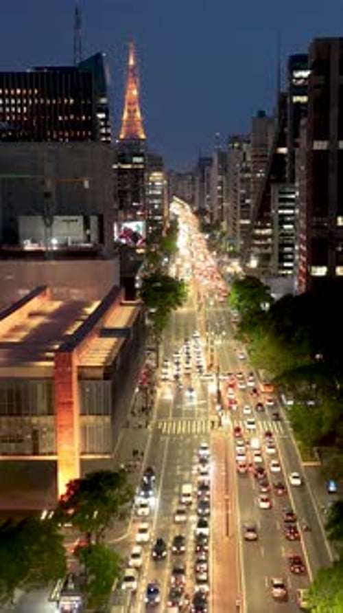 Paisagem urbana noturna da Avenida Paulista, no centro de São Paulo, Brasil.