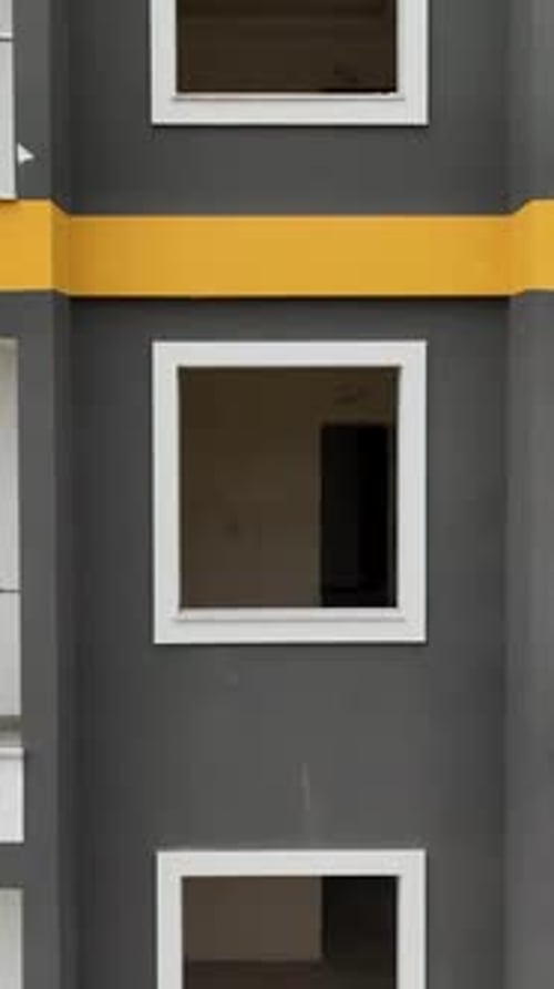 Vídeo vertical: Construcción de casas, etapa final, instalación de ventanas y elementos de fachada