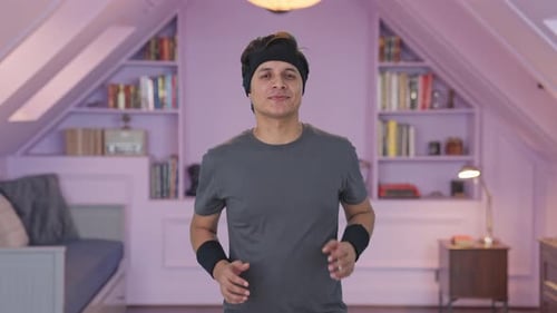 Glücklicher indischer Mann beim Joggen