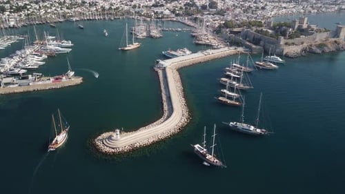 Fantastische Luftaufnahme der Burg von Bodrum und des Hafens von Bodrum, Türkei