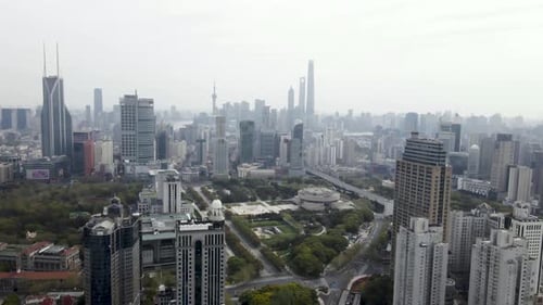 Skyline der Metropole Shanghai während der COVID-19-Pandemie, Luftflug