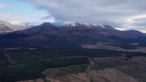 Belles montagnes enneigées en Turquie, vue aérienne 4k