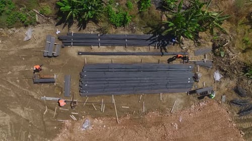 Vue aérienne de l'assemblage de charpente métallique par des ouvriers de la construction