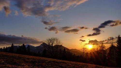 Sonnenuntergang in einer hügeligen ländlichen Landschaft am Waldrand — Zeitraffer