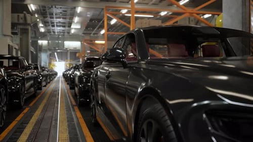 Intérieur d'une usine automobile. Carrosserie de couleur noire sur une chaîne de montage de voitures
