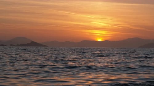 Rote Sonnensilhouette in der Lagune bei Einbruch der Dunkelheit