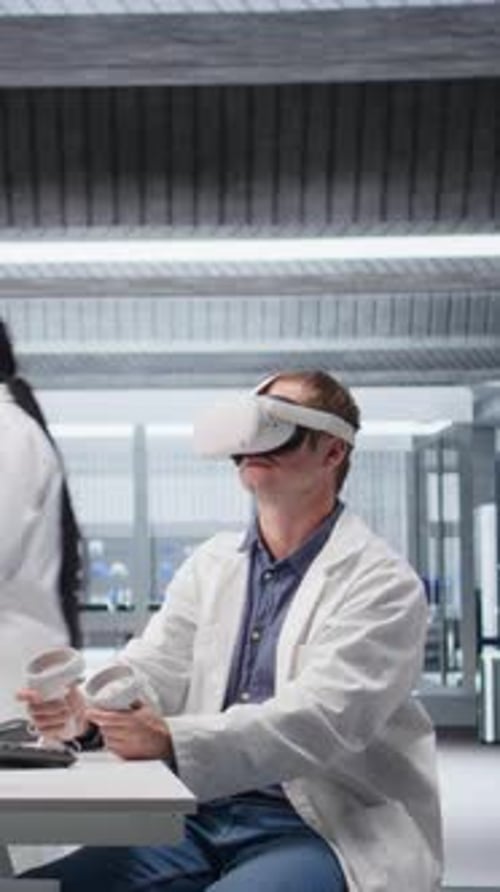 Vertikaler Videoforscher nutzt VR-Headset im Labor, um interaktive 3D-Simulationen zu untersuchen