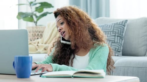 Entrepreneur prenant des notes sur une recherche en ligne et discutant avec le client