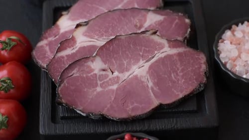 Fleisch, geräucherter Schinken oder Schweinswurst in Scheiben geschnitten für Frühstückssandwiches. Schinken in Scheiben