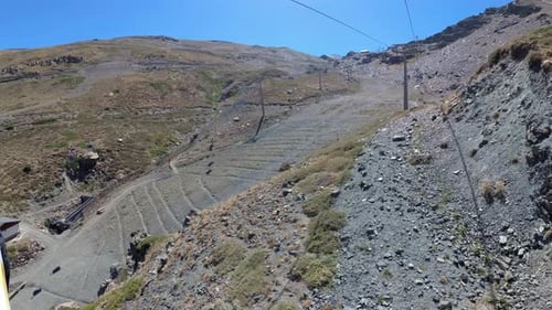 España Granada Sierra Nevada verano 4k desde arriba y abajo con un Zumbido y una cámara de acción estabilizados