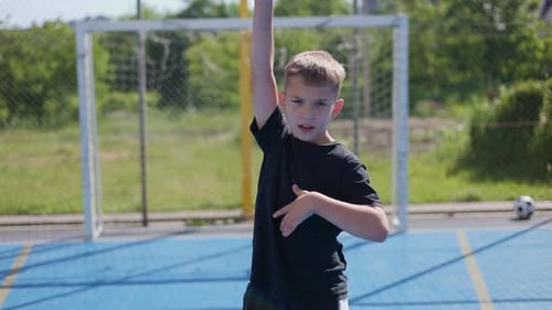 Niño concentrado haciendo movimientos con la mano derecha con gran amplitud