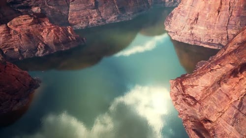 Un lac serein niché entre d'imposantes falaises et rochers