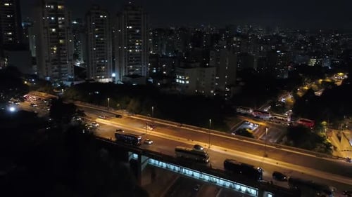 Vista aérea da avenida Sumaré, à noite, São Paulo, Brasil