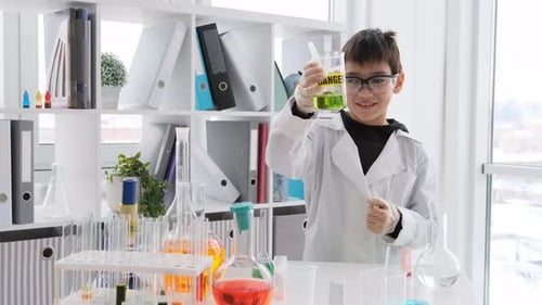 Schüler im Chemieunterricht