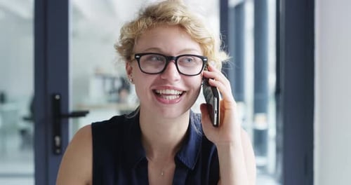 Mujer de negocios, llama por teléfono o sonríe en la oficina para una discusión, conversación o chat de comunicación