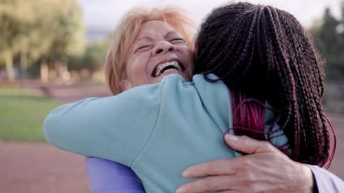 Mulheres idosas multirraciais se abraçando no parque da cidade - Conceito de comunidade diversificada para idosos