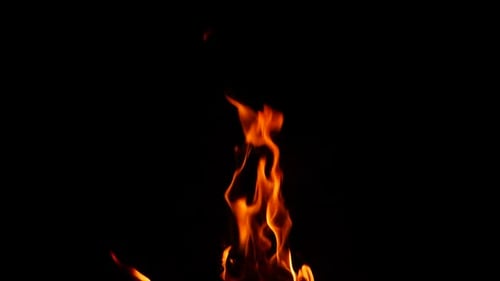 Fogo queimando, pequenas chamas subindo, fundo preto