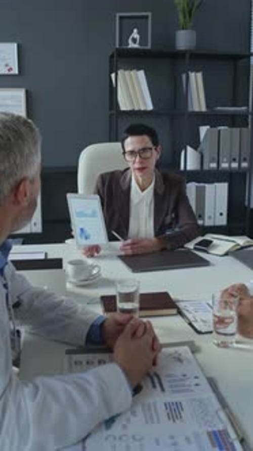 Medical Professionals Discuss Digital Charts in Workplace