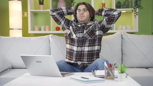 Un homme avec une odeur nauséabonde.