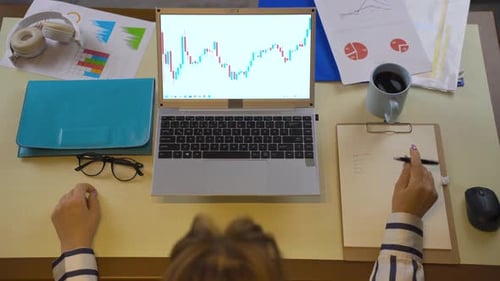 Femme analysant les données financières, le cours de la bourse.