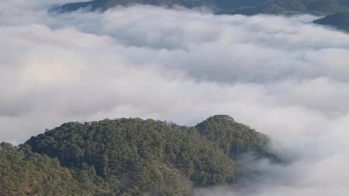 Paysage de vallée brumeuse et de montagnes, de nuages, de mer