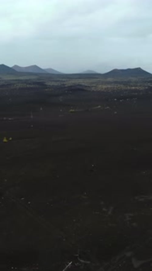 Luftaufnahme des Vulkanaschefeldes und der Berge Media