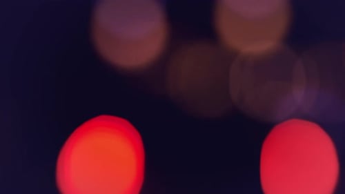 Las luces rojas brillan intensamente en la oscuridad