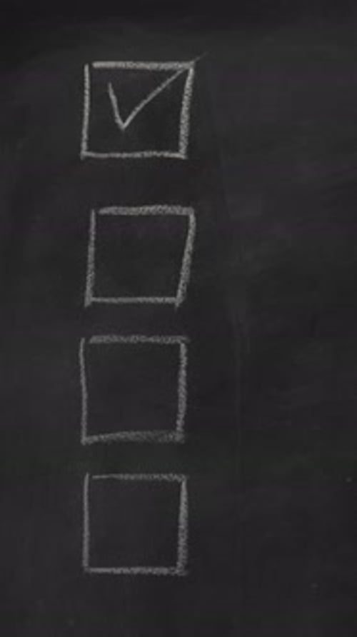 Caixa de lista de verificação vertical, sinal de aprovação, mão feminina