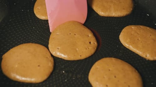 Cocinar panqueques de buñuelos de trigo sarraceno: de cerca: concepto de alimentación saludable