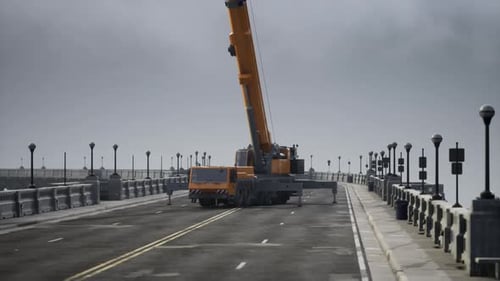 Gran grúa automotriz en el puente en construcción