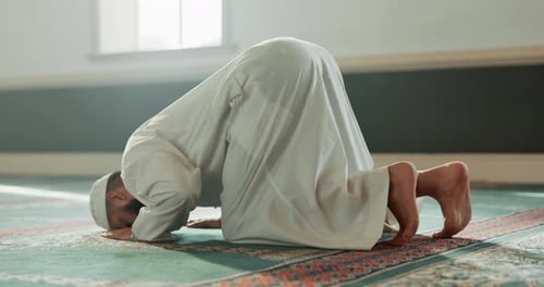 Betender, Muslim und Mann mit Glauben in einer Moschee für Dankbarkeit, Frieden und geistliche Fürsorge im Heiligen