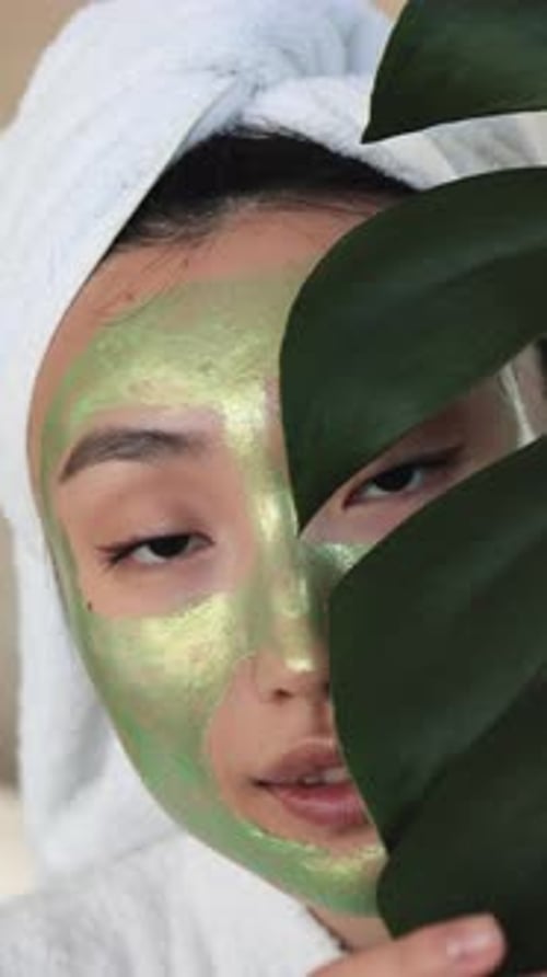 Mujer con mascarilla verde