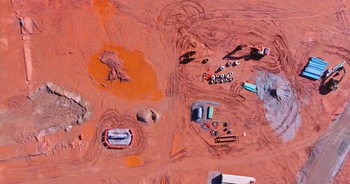 Während der Bauphase befindet sich viel schweres Gerät auf der Baustelle