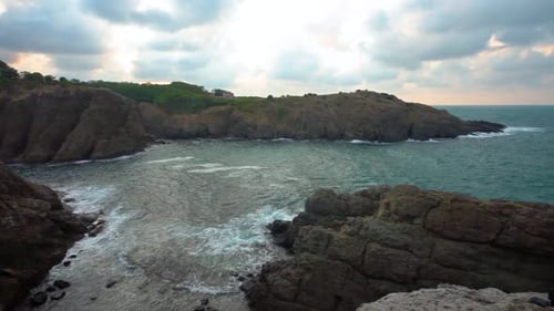 nuages au-dessus des rochers, plage, mer, orage, jour nuageux