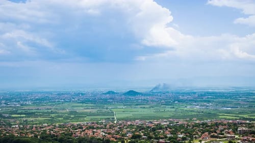 Ciudad de Plovdiv con casas y campos sobre el telón de fondo de las montañas de Ródope y colinas cubiertas de