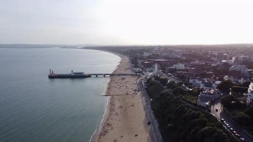 Vista aérea del paisaje urbano de la Hora Dorada: Bournemouth, ciudad y muelle
