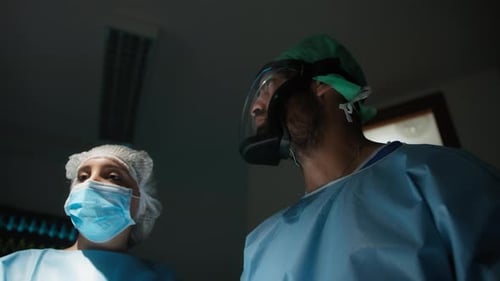 Doktor arbeitet während eines Code-Red-Verfahrens