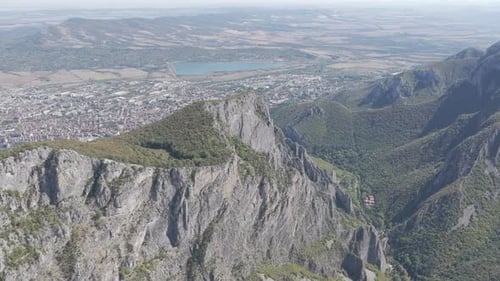 Vue aérienne des majestueuses falaises et paysages de Vratsa