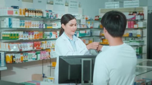 Pharmacienne conseillant une cliente sur la consommation de médicaments