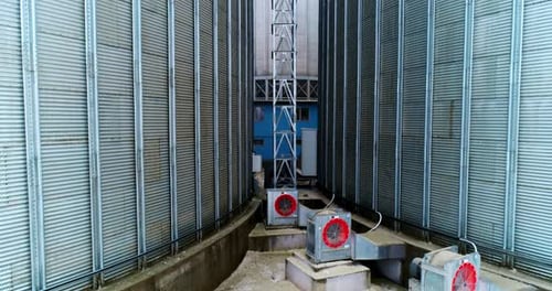 Cubierta exterior de acero de grandes depósitos de ascensores. Zumbido creciente disparado entre dos contenedores de granero