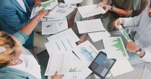 Деловая встреча, планирование документов и отчетов для маркетинговой команды, сотрудничество в области исследований ключевых показателей эффективности