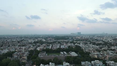 4K-Luftaufnahmen von Wohnvororten von Neu-Delhi an einem schönen Tag beim Gleiten über Dächer, Straßen,