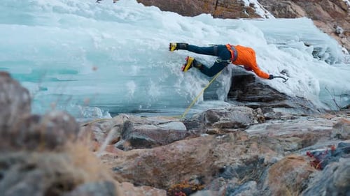 Eisklettern am gefrorenen Wasserfall