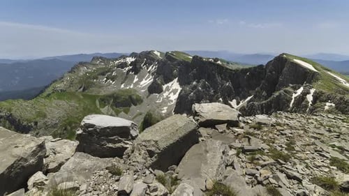 Timelapse émouvant au sommet de la montagne Tymfi, Grèce : journée ensoleillée d'été, pic Gkamila