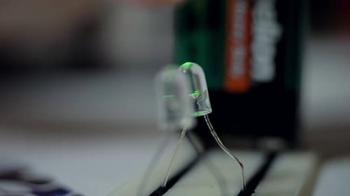 Die Makro-Birne leuchtet grün auf dem Gerät mit Batterie