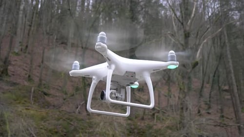 Genf//Schweiz - 10.10.2019: Eine Drohne schwebt im Flug vor der Kamera mit Landescheinwerfer