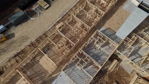 Vista aérea de un sitio de construcción residencial en desarrollo que destaca las medidas de seguridad