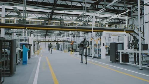 Humanoide Roboter arbeiten mit Automatisierung und KI in einer modernen futuristischen Fabrik