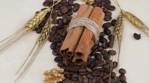 Bâtonnets de cannelle et grains de café